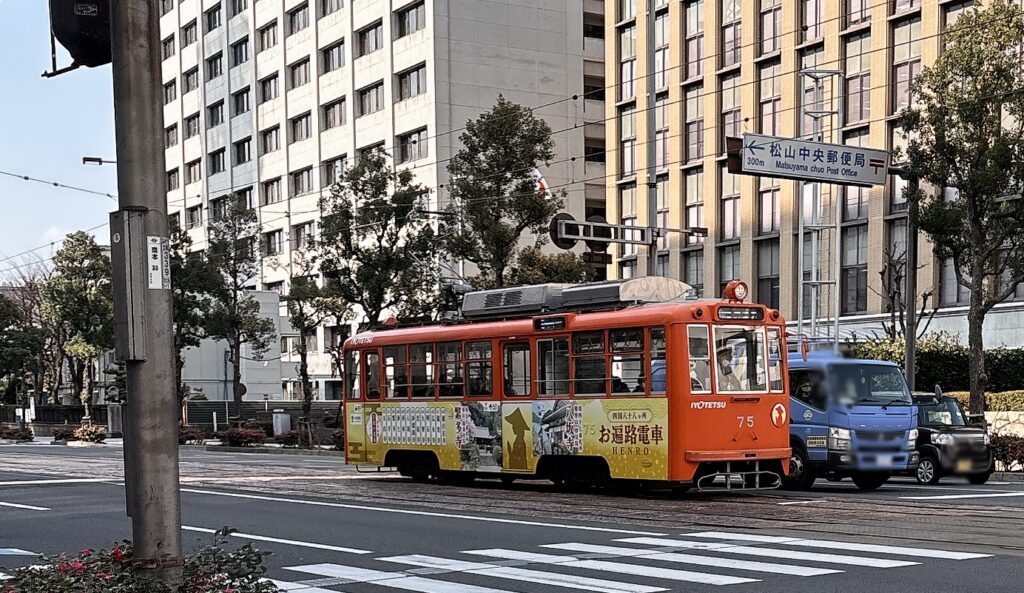 道後温泉行の路面電車