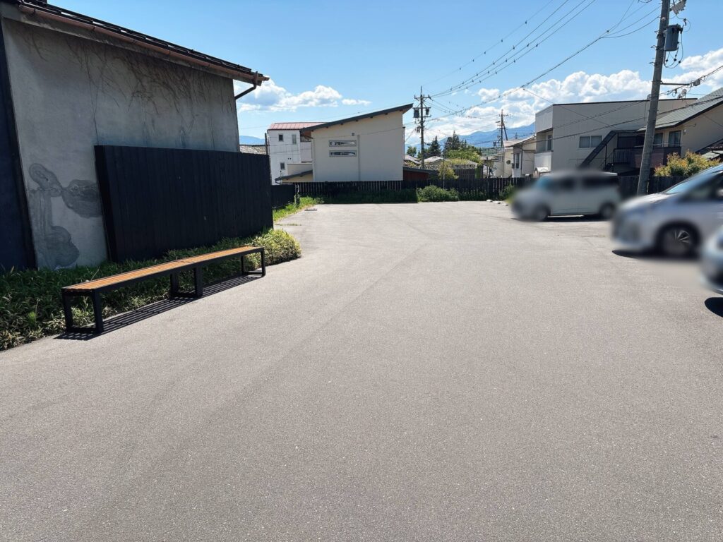 松本十帖「おやきとコーヒー」駐車場